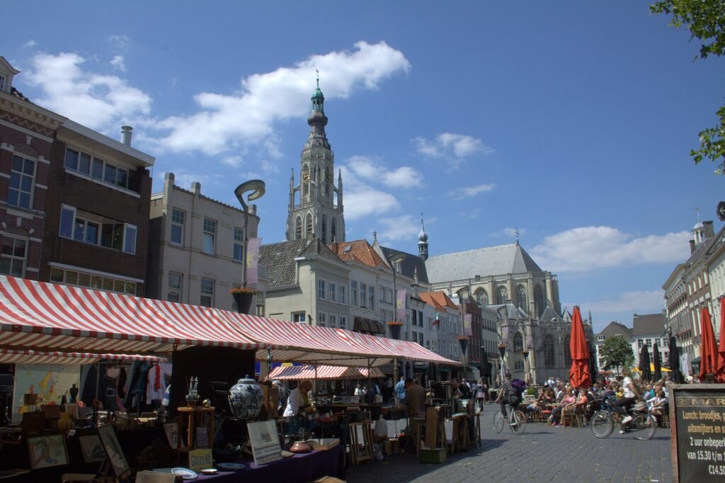 De Grote Markt in Breda met de Grote Kerk