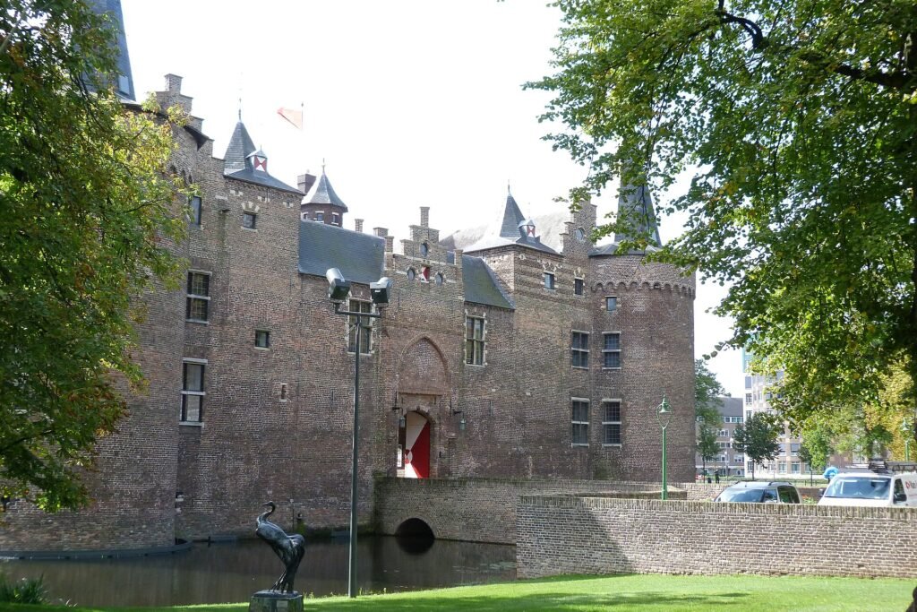 De hoofdingang van Kasteel Helmond